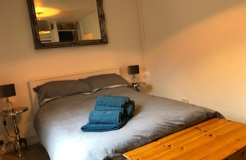 Worcester Apartment | Refurbished city centre pad sleeps 4