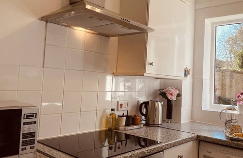 Bath House | Relaxed Bath Base | Private Parking | Walks & Bus to City