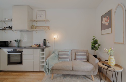 Newbury Cottage | Relaxing Riverfront Cottage with Private Terrace