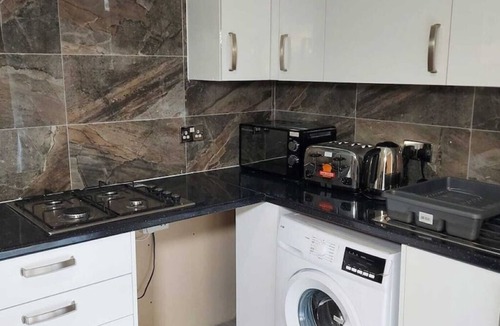 Alibon House | Remaj Service Accommodation 3 Bedrooms, 6 Beds Sleep 7
