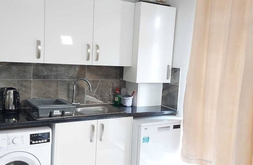Alibon House | Remaj Service Accommodation 3 Bedrooms, 6 Beds Sleep 7