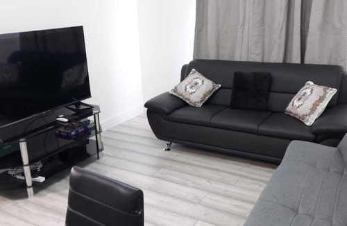 Alibon House | Remaj Service Accommodation 3 Bedrooms, 6 Beds Sleep 7
