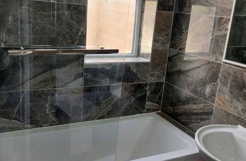 Alibon House | Remaj Service Accommodation 3 Bedrooms, 6 Beds Sleep 7