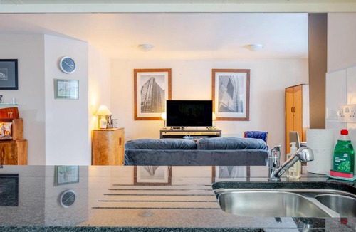 Thames Ditton Apartment | Retro Art Deco 2Bed with Parking in Thames Ditton - Pass the Keys
