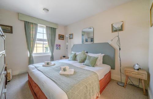 Thames Ditton Apartment | Retro Art Deco 2Bed with Parking in Thames Ditton - Pass the Keys