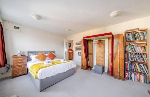 Thames Ditton Apartment | Retro Art Deco 2Bed with Parking in Thames Ditton - Pass the Keys
