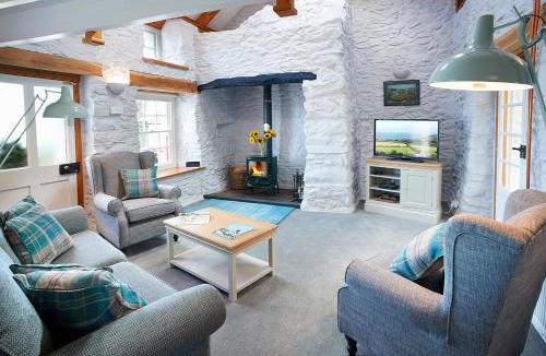 Dinas Cross House | Rhiwelli