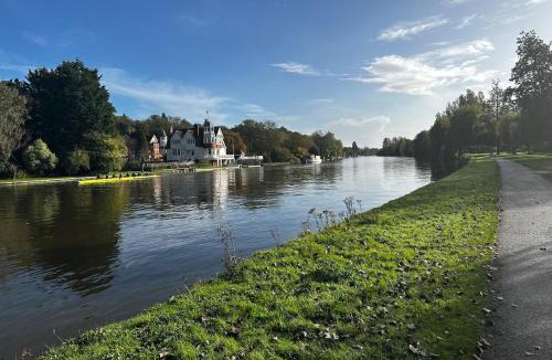 Reading House | River Home next to Town, RailStation with Parking options