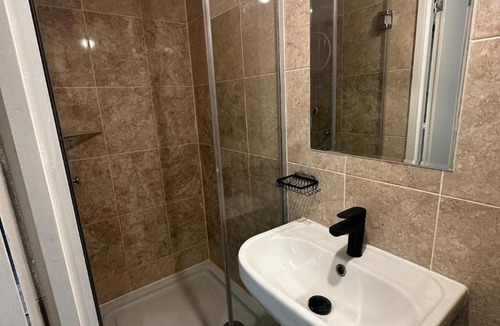 Reading House | River Home next to Town, RailStation with Parking options