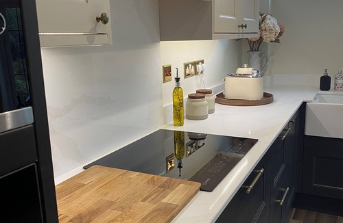 Eastleigh Cottage | River Itchen Escape - Cosy Cottage on the Water