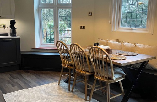 Eastleigh Cottage | River Itchen Escape - Cosy Cottage on the Water