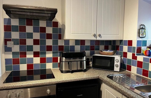 Looe Apartment | Riverbella - Stunning Views. Sun Deck. Walk to Beach/Town. Private parking.