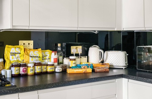 Reading House | Riverfront Retreat in Reading with parking