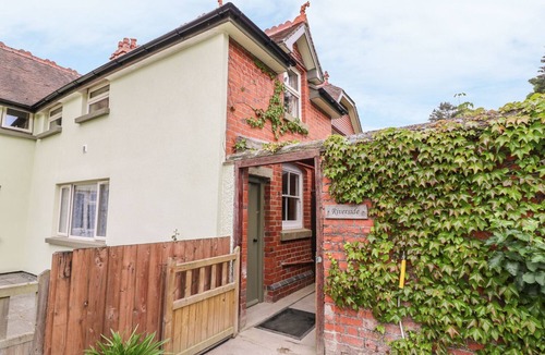 Llandrindod Wells Cottage | RIVERSIDE COTTAGE, pet friendly, with a garden in Llanwrthwl