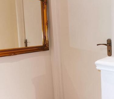 Colyers Apartment | Riverview, Stylish Non Smoking Loft Ensuite 4 Rent