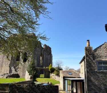 Bowes House | Romantic barn by the castle, Barnard Castle