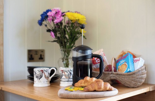 Langport Cabin | Romantic Shepherd Hut and Private Hot Tub Retreat