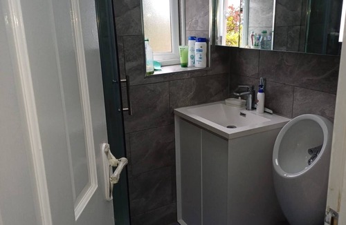 Holbrooks House | Room-double Spacious Room Near CBS Arena