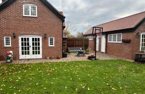 Attenborough House | Rose cottage