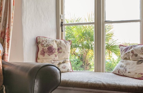 Malborough Cottage | ROSE THATCH, romantic, character holiday cottage in Malborough