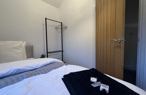 Sutton Coldfield House | Royal Sutton ArtHouse; Modern/Lux getaway