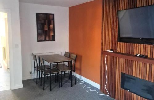 Rushden House | Rushden 3 BD 2 Bath Parking