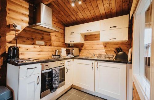Ffestiniog House | Rustic Log Cabin in Snowdonia - 2 Bedrooms & Parking