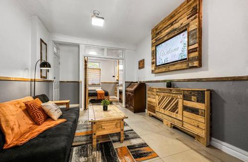Pentre Apartment | Rustic Rhondda Retreat w Private Hot Tub & Sauna