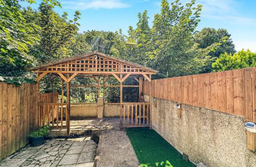 Pentre Apartment | Rustic Rhondda Retreat w Private Hot Tub & Sauna