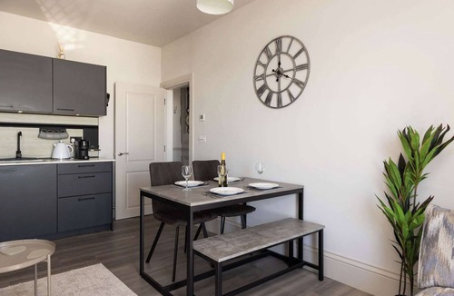 Bognor Regis Apartment | Seafront Apartment with Balcony & Panoramic Views