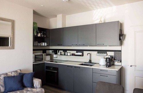 Bognor Regis Apartment | Seafront Apartment with Balcony & Panoramic Views