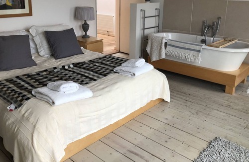 Studland House | Seaside escape 5 double bed, Log fires , walk pub/beach 15mins, sea views