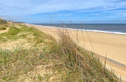Bacton Other | Seaside Sunset Hut, Sandy & Quiet Norfolk Beach