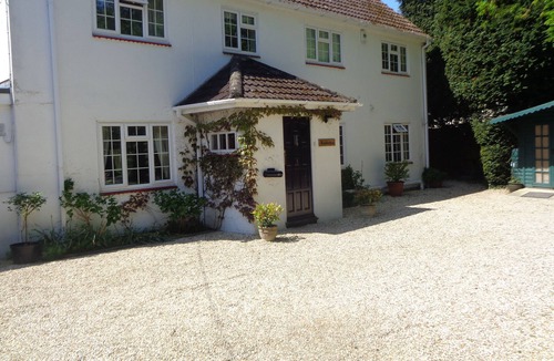Dibden Purlieu House | Secluded, spacious detached house in the New Forest , sleeps 10