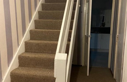 Great Sankey House | Self checkin king bed Warrington