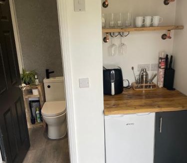 Cribbs Causeway Apartment | Self contained cabin - The VenU
