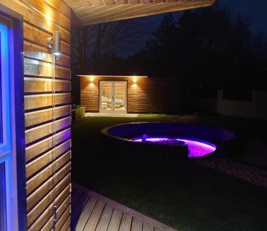 Cribbs Causeway Apartment | Self contained cabin - The VenU