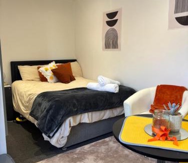 Stonehouse House | Self-Contained Studio with Ensuite & Private Access