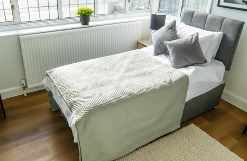 Selsdon and Ballards House | Serviced Accom Sleeps 8- Near London Free Parking