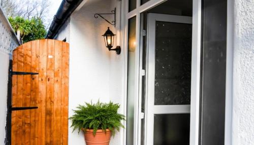 Selsdon and Ballards House | Serviced Accom Sleeps 8- Near London Free Parking