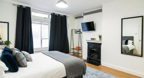 Selsdon and Ballards House | Serviced Accom Sleeps 8- Near London Free Parking