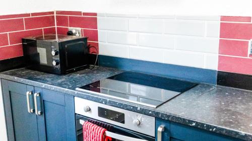 Selsdon and Ballards House | Serviced Accom Sleeps 8- Near London Free Parking