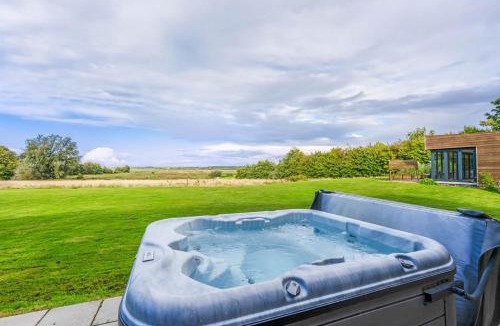 Haddiscoe House | Seven Space - Willow Barn, Hot Tub & Scenic Rural Retreat
