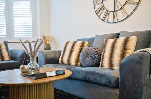 Bloxwich House | Sheldon Stay, 4 bed, 2 miles to NEC, BHX, JLR
