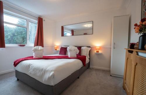 Bloxwich House | Sheldon Stay, 4 bed, 2 miles to NEC, BHX, JLR