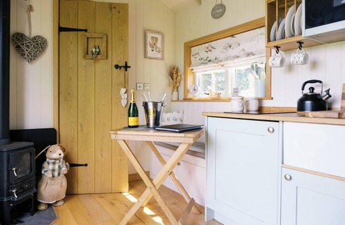 Redmile Cabin | Shepherd's Hut- Hot Tub- Wellness Spa- Wood Burner