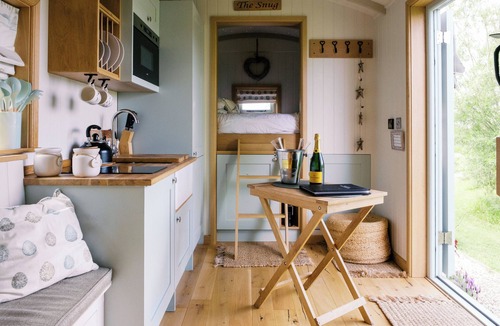 Redmile Cabin | Shepherd's Hut- Hot Tub- Wellness Spa- Wood Burner