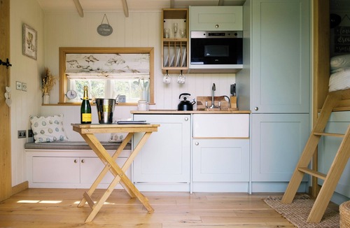 Redmile Cabin | Shepherd's Hut- Hot Tub- Wellness Spa- Wood Burner