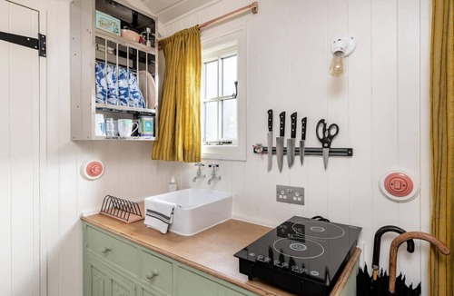 Wingfield House | Shepherd's Hut with wood fired hot tub near Bath