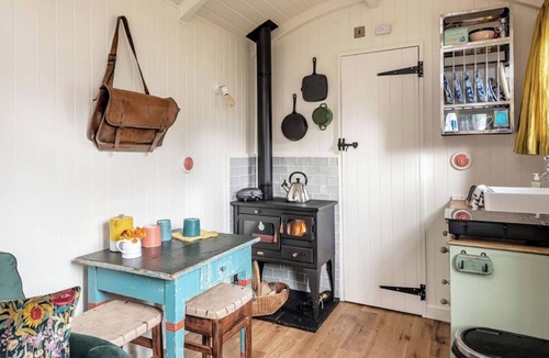 Wingfield House | Shepherd's Hut with wood fired hot tub near Bath